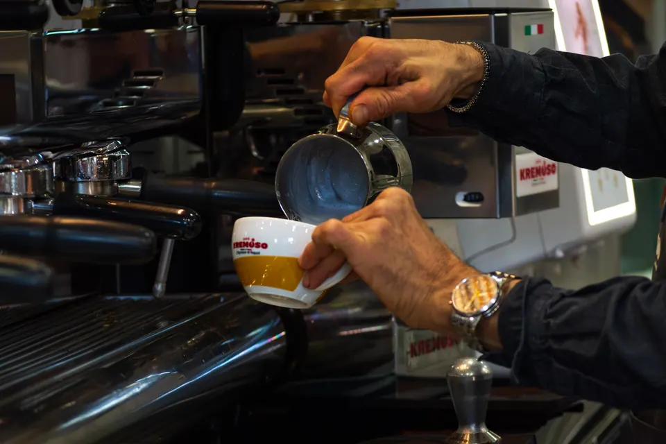Espresso al bancone durante la preparazione